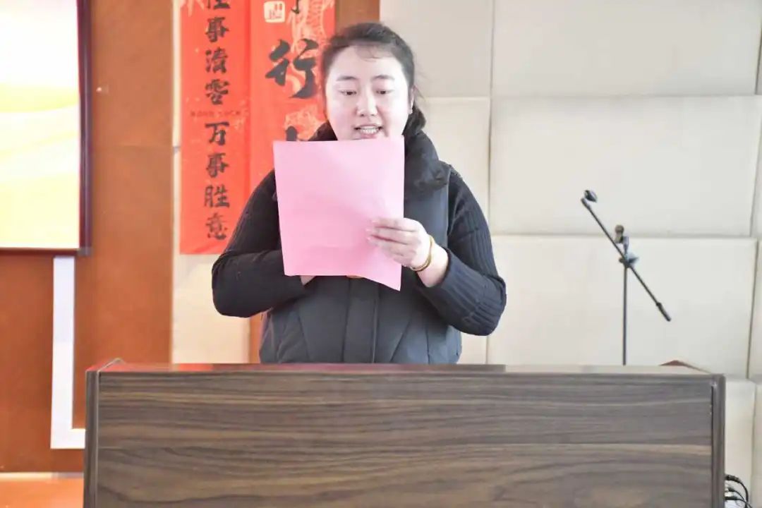 教学秘书王新晴宣读名单