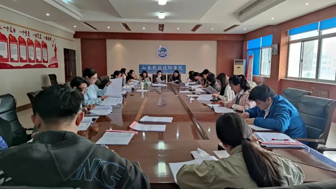 山东民族技师学院教务处组织全体教师集中批改考试试卷!